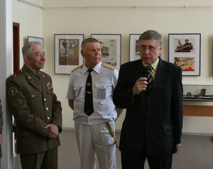 Участники выставки в день Победы