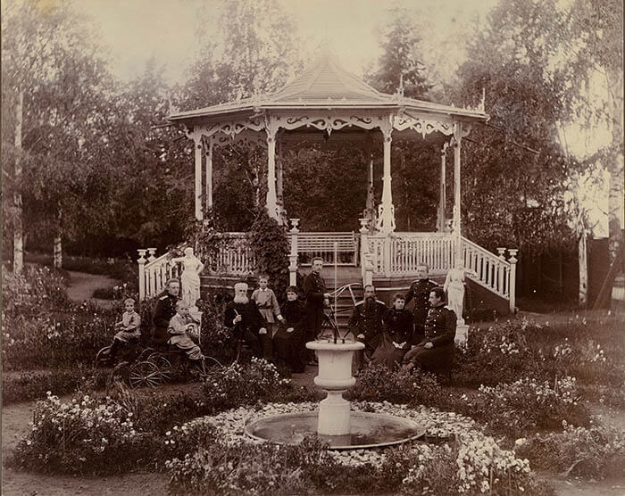 Василий Иванович с семьей в саду. 1892 год