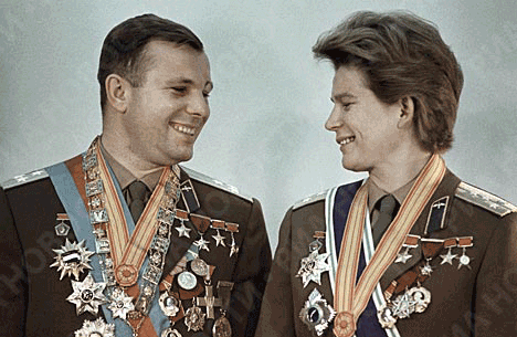 Юрий Гагарин и Валентина Терешкова с красивыми наградами